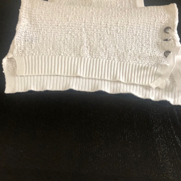 Sleeveless top.White - Picture 3 of 10